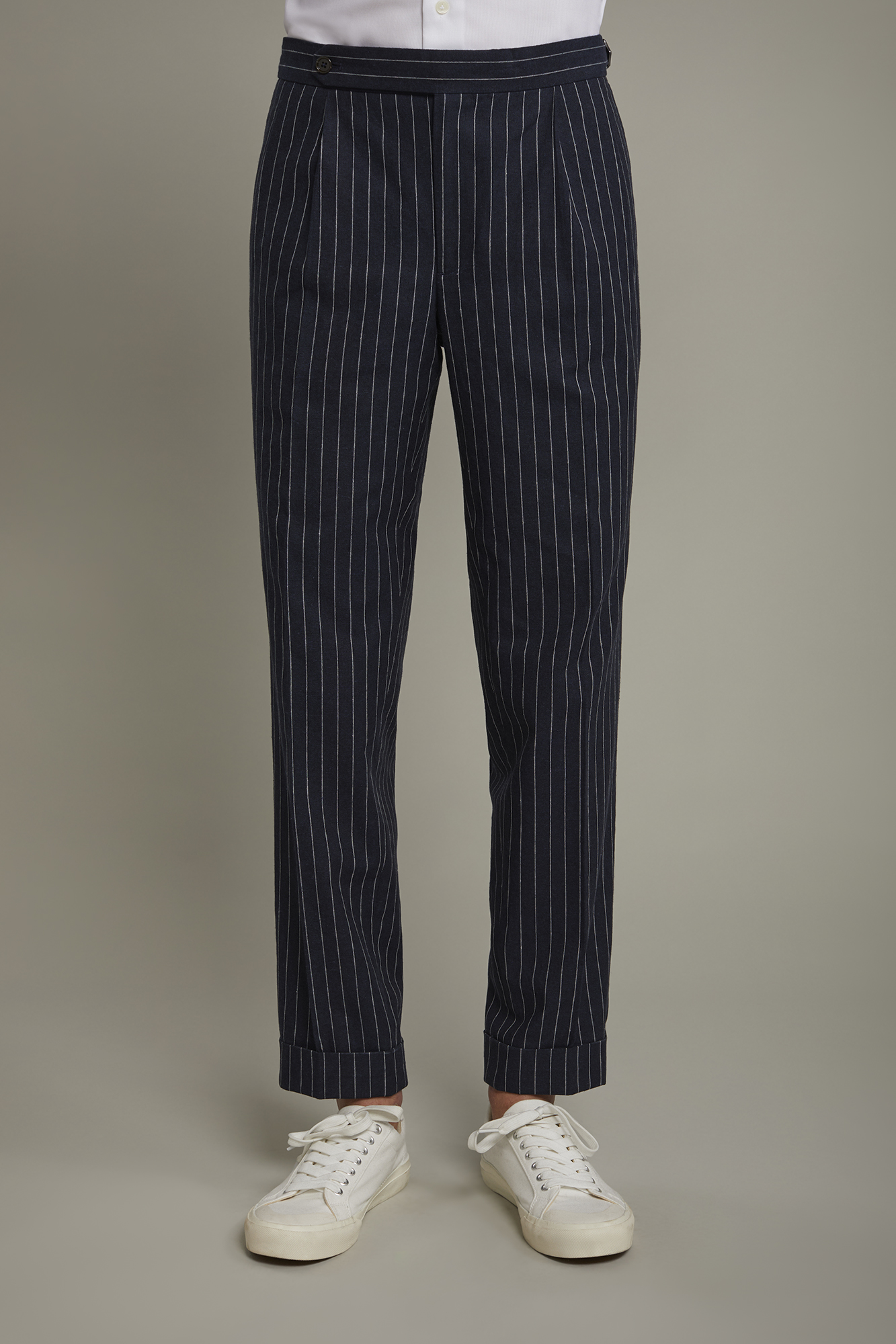 Pantalon homme classique à double pince en lin et coton avec motif à fines rayures coupe régulière image number null